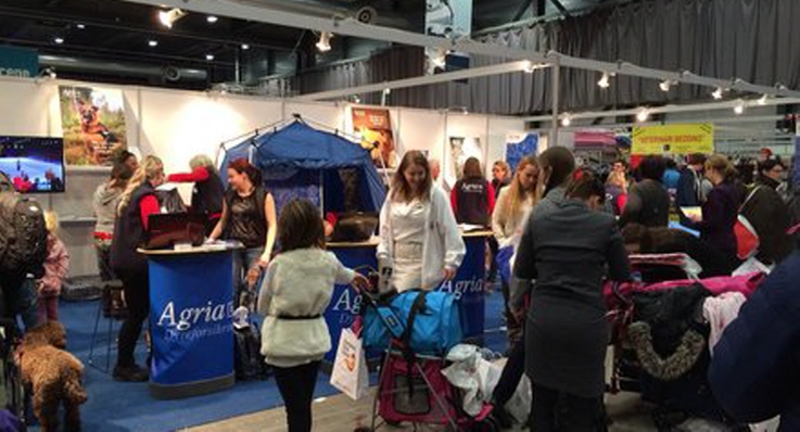 Mye folk på Agrias Dyreforsikrings stand på dogs4all 2014